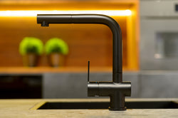 Black kitchen tap Mizzo Avori. Pull out spray
