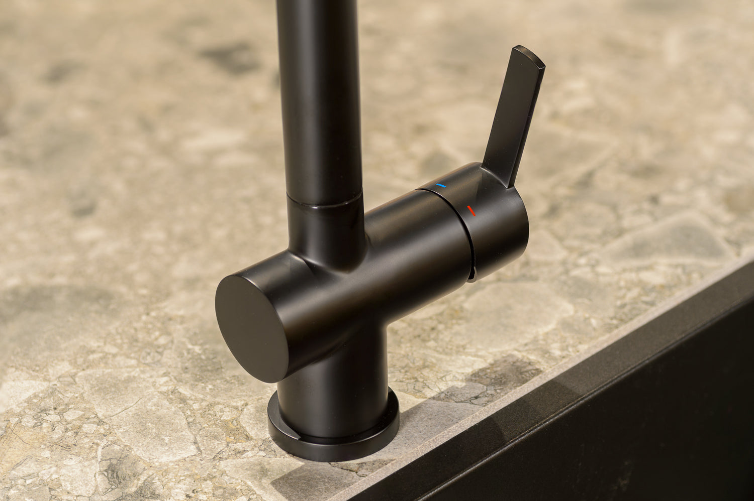 Black kitchen tap Mizzo Avori. Pull out spray