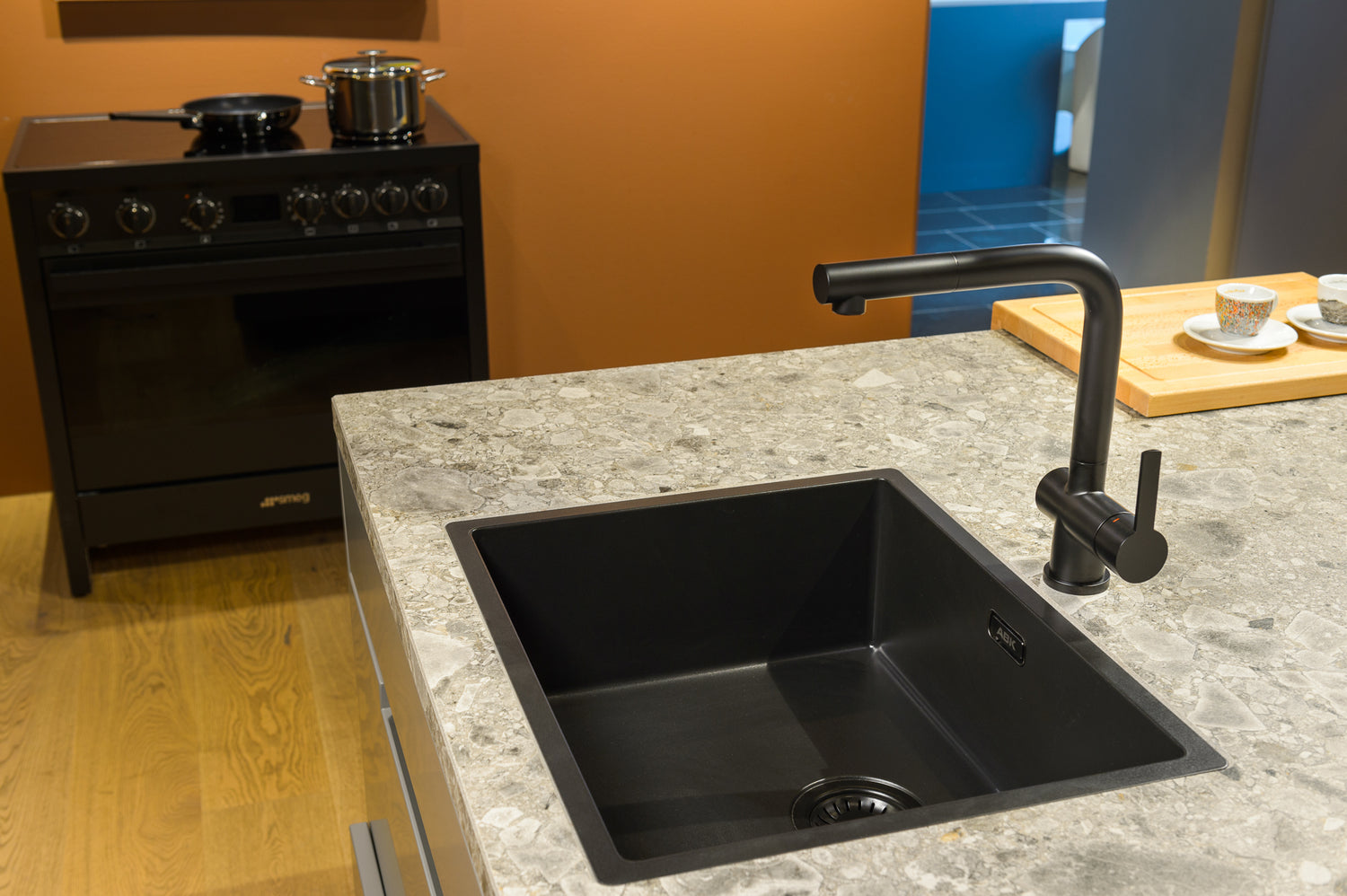 Black kitchen tap Mizzo Avori. Pull out spray